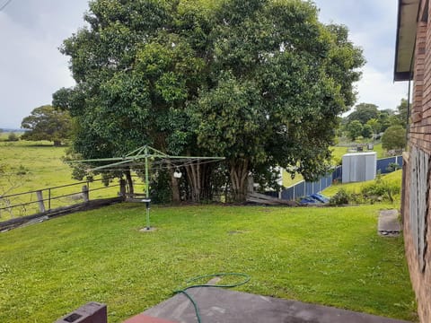 QUIET PROPERTY BY THE RIVER Bed and Breakfast in Kempsey