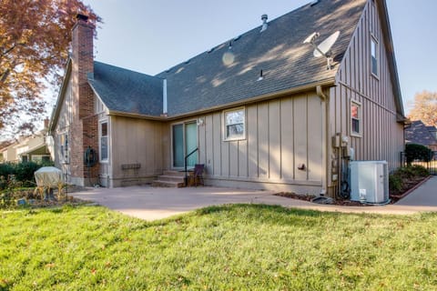 Overland Park Family Home with Game Room and Backyard! Casa in Lenexa