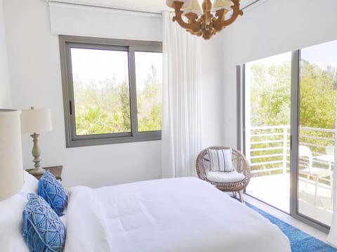 Bed, View (from property/room), Balcony/Terrace, Photo of the whole room, Bedroom, Sea view