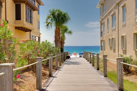 Private Pool and Hot Tub Gulf Views Walk to the Beach Multi-Game Arcade House in Destin