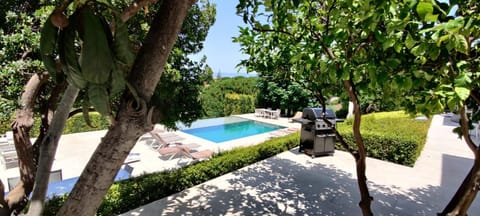 BBQ facilities, Pool view