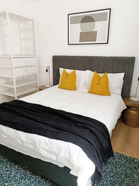 Beautiful Queen Room 1Min Walk to Station with 60Inch TV Vacation rental in Marrickville
