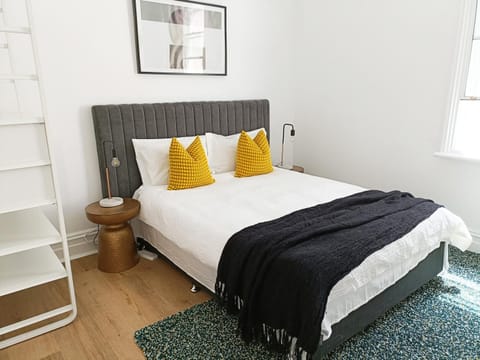 Beautiful Queen Room 1Min Walk to Station with 60Inch TV Vacation rental in Marrickville