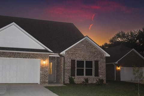 Charming Brand New Home in Foley Maison in Foley