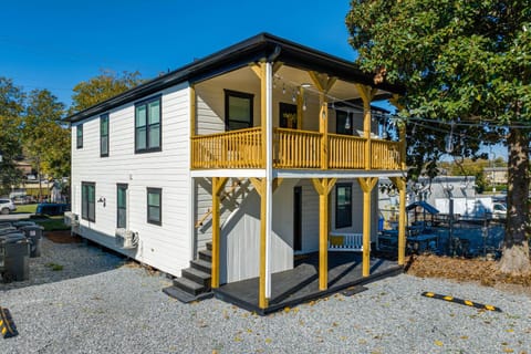 Central Milledgeville Cottage with Covered Balcony! Haus in Milledgeville