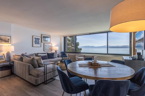 Luxurious Lakefront Condo with Lake Views in Brockway Springs Resort Close to Slopes Copropriété in Kings Beach