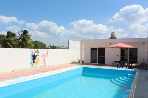 Casa Rojas, a una calle de la playa! House in Progreso