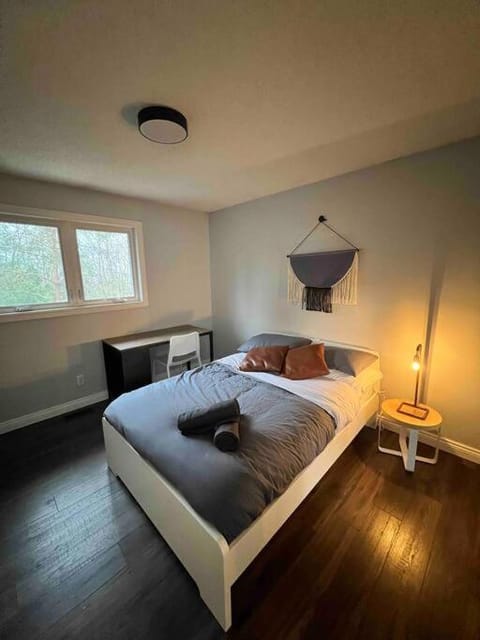 Spacious 4 Bedroom Forest Escape [Sunroom+Firepit] Condominio in Kawartha Lakes