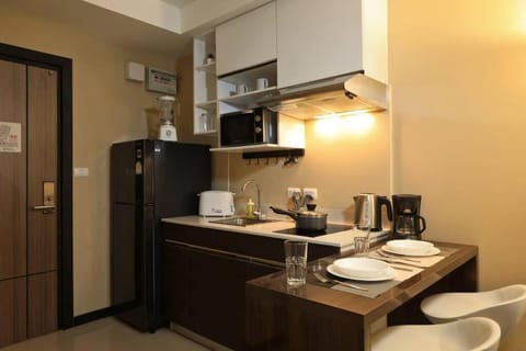 Coffee/tea facilities, Kitchen or kitchenette, Dining area, minibar, stove, toaster