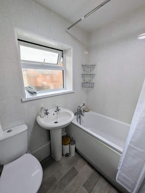 Enjoy 5 Br House Near The City House in Gateshead