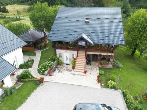 Guest House Family Varda Plitvice Lakes Chambre d’hôte in Jezerce