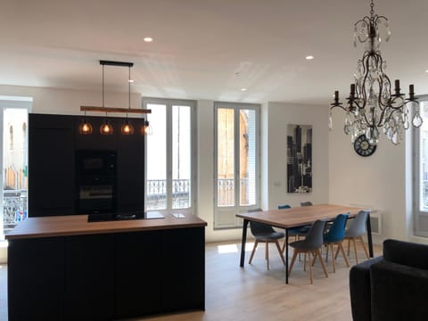 Kitchen or kitchenette, Dining area