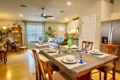 Life's a Breeze - Updated 3BR 5min to Pcola Beach Maison in Gulf Breeze