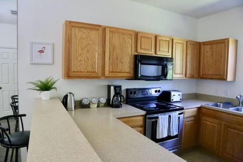 Convenient & Inviting - Fully-Equipped 2BD Condo Casa in Gainesville