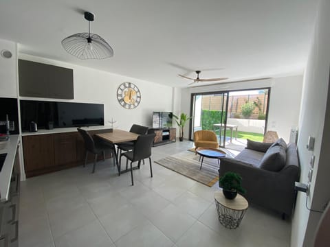 Living room, Dining area, Garden view, kitchen