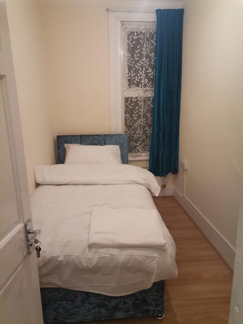 Single Room near London Seven Kings Train station Vacation rental in Ilford