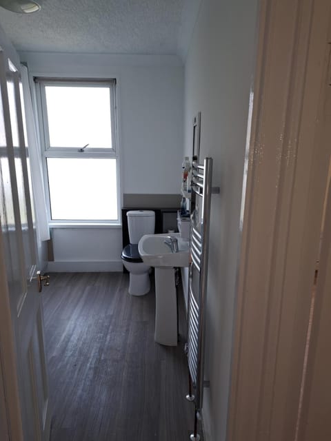 Single Room near London Seven Kings Train station Vacation rental in Ilford