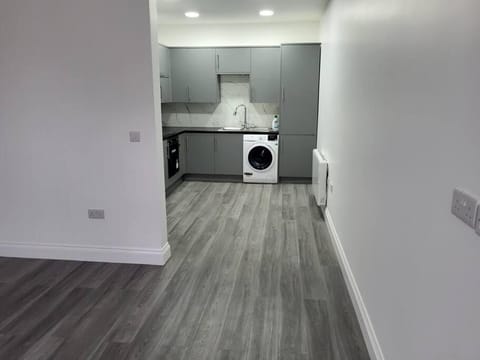 NEW 1 BED FLAT IN DARTFORD AIRPORT PICK,DROP AVAILABLE- 40 Mins into London -FIBRE BROADBAND-10 MINS WALK TO CITY CENTRE Apartment in Dartford