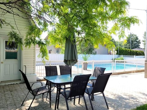 PRIVATE POOL AND BACKYARD * BBQ * 6 BEDS * 5 MIN. FROM MTL Condo in Boucherville