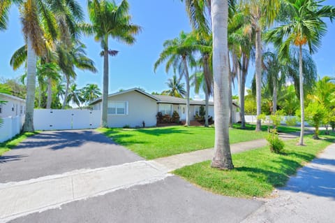 Stunning and Spacious 4 3 5 House in Hollywood Beach with Pool and Patio House in Hollywood