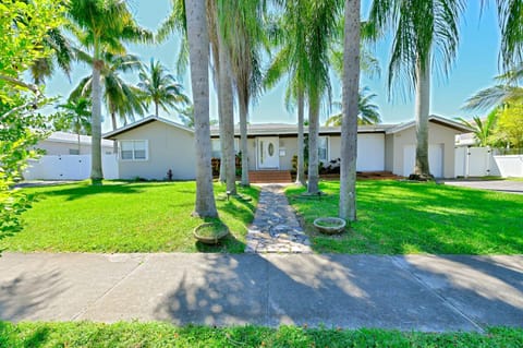 Stunning and Spacious 4 3 5 House in Hollywood Beach with Pool and Patio House in Hollywood