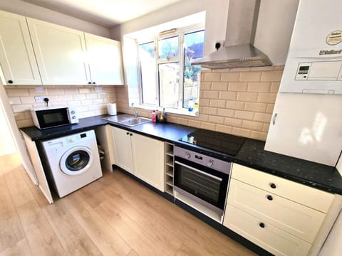 AO Home Lettings - Ferryhills House Apartment in Watford