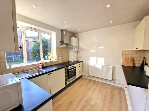 AO Home Lettings - Ferryhills House Apartment in Watford