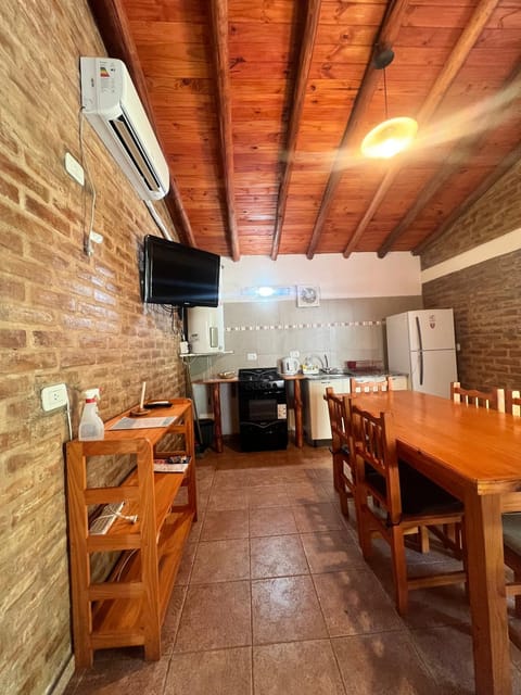 Communal lounge/ TV room, TV and multimedia, Kitchen or kitchenette, Living room, Seating area, Dining area, Evening entertainment, pet friendly, stove, air conditioner