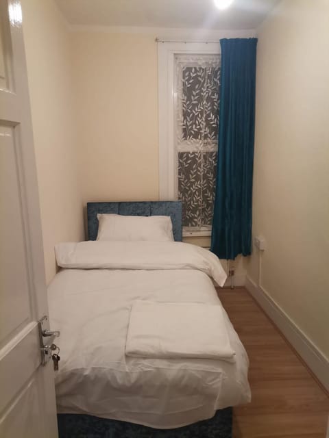 Double Room near London Seven Kings Train Station Bed and Breakfast in Ilford