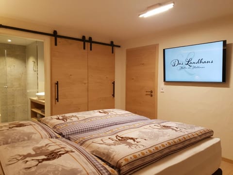 Bed, Property logo or sign, Photo of the whole room, Bedroom