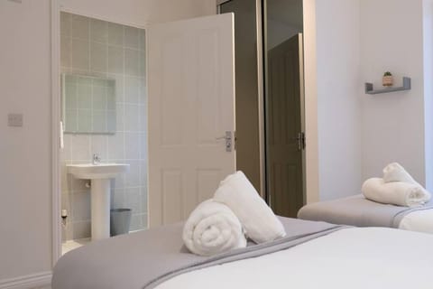 Prime Location - 4 Bedroom 3.5 Bathroom House - Sleeps up to 8 - Free Parking, Fast Wifi, Balcony, Smart TV and Private Garden by Yoko Property House in Milton Keynes