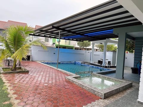 A Comfy & Stylish 4BR Home with Private Pool House in Johor Bahru
