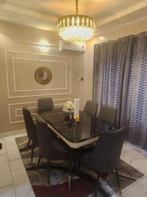 Luxury 4 Bdr Home in the city House in Abuja