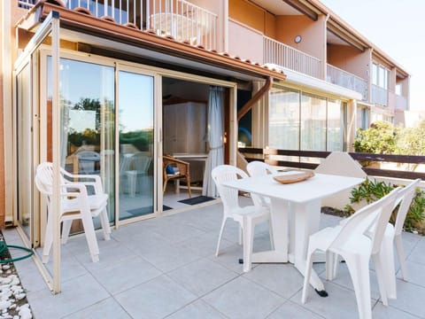 Appartement T3 avec terrasse, véranda et piscine, à 100m de la mer! Parking, animaux acceptés - FR-1-409-179 Apartment in Gruissan