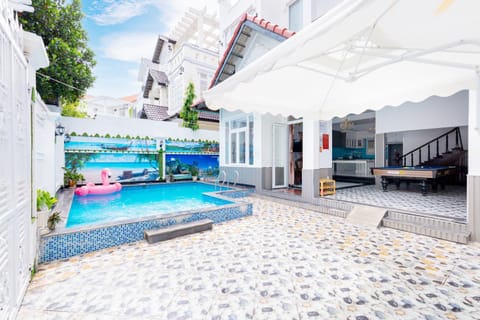 Property building, Patio, Day, Pool view, Swimming pool, sunbed