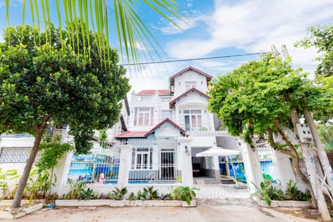 Property building, Day, Garden, Garden view, Pool view, Swimming pool