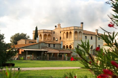 Property building, Natural landscape, Garden, Garden view, Swimming pool