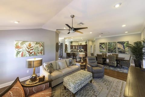 Millhorn Tommy Bahama Themed Designer Home In Pine Hills 1 Casa in The Villages