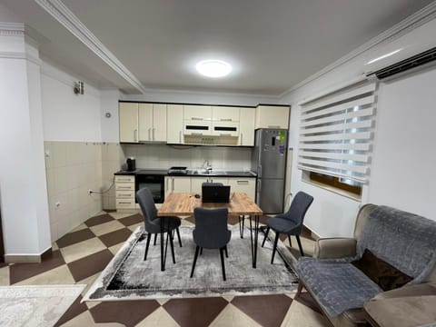 Kitchen or kitchenette, Dining area, minibar, pet friendly