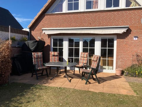 Property building, Garden, Dining area