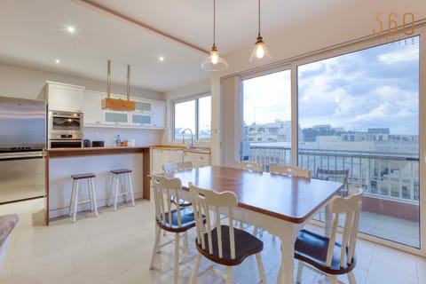 View (from property/room), Balcony/Terrace, Kitchen or kitchenette, Living room, Seating area, Dining area, dishwasher, minibar, oven, pet friendly, stove