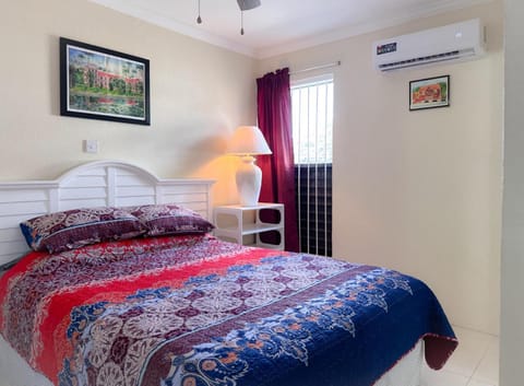 Apartment 5, Kenridge Residences, Comfortable/close to beach Appartamento in Saint James