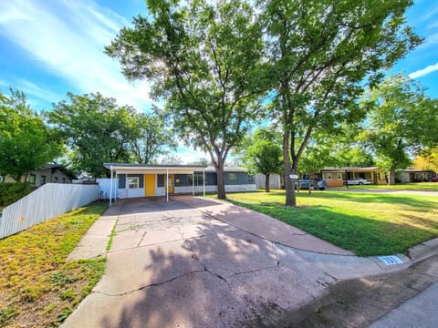 4b2b king beds fenced backyard near Cobb Park House in Abilene