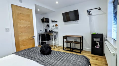 Bed, TV and multimedia, Kitchen or kitchenette, Bedroom