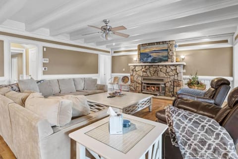 NEW Serene Lakefront Haven with Parkside Charm Maison in Big Bear