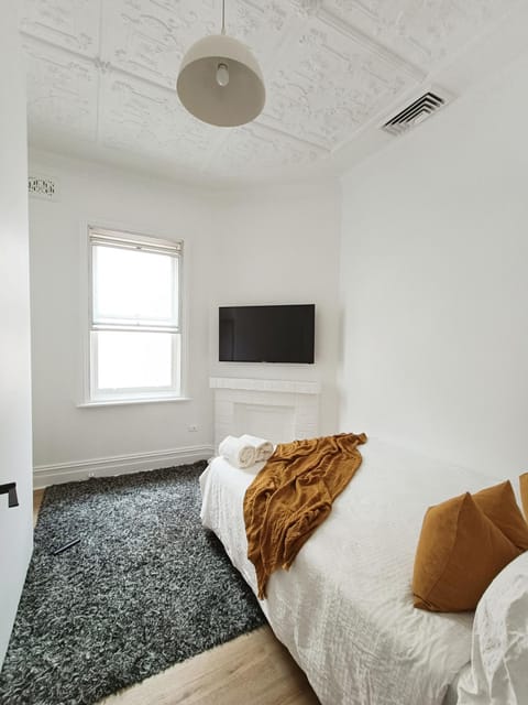 Stunning Queen Room 1Min Walk to Station with 55 Inch TV Vacation rental in Marrickville