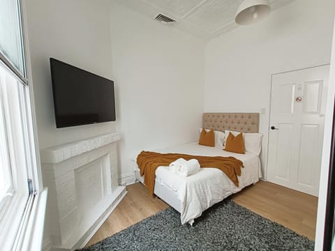 Stunning Queen Room 1Min Walk to Station with 55 Inch TV Alquiler vacacional in Marrickville