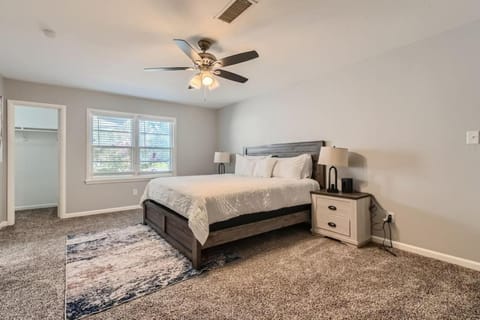 Convenient for long stays with 5BR Urban Retreat House in Fort Worth