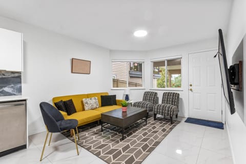 TV and multimedia, Living room, Seating area, Evening entertainment
