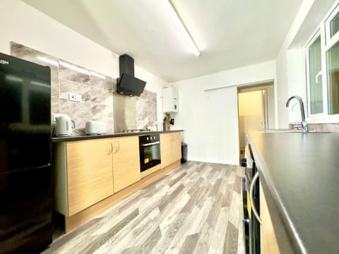 Contractor Friendly - Sleeps 8 - junction 9 and 10 House in Walsall